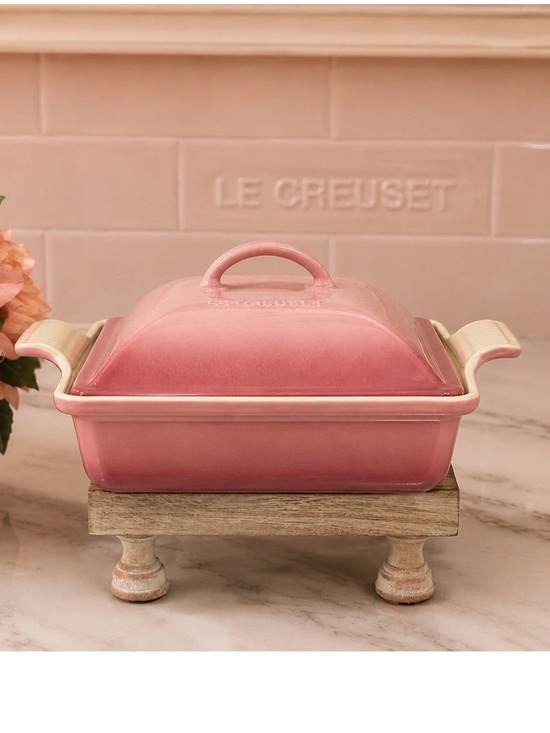 Le Creuset Other - Le Creuset Classic 23cm/ Square Dish
W/Lid Rose Quartz
Rare New